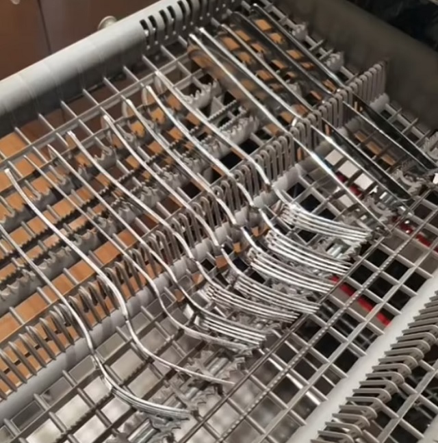 http://thecutleryreview.com/wp-content/uploads/2021/10/Dishwasher-feature.jpg